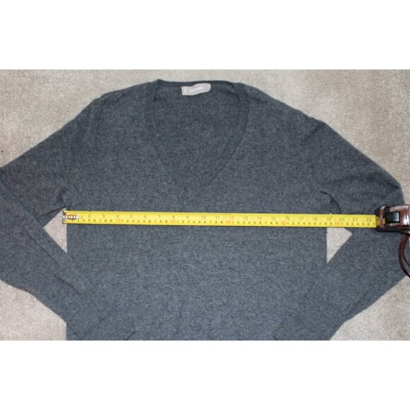 Everlane - Women's The Cashmere V-Neck in Heather Grey, size Large - Picture 10 of 10